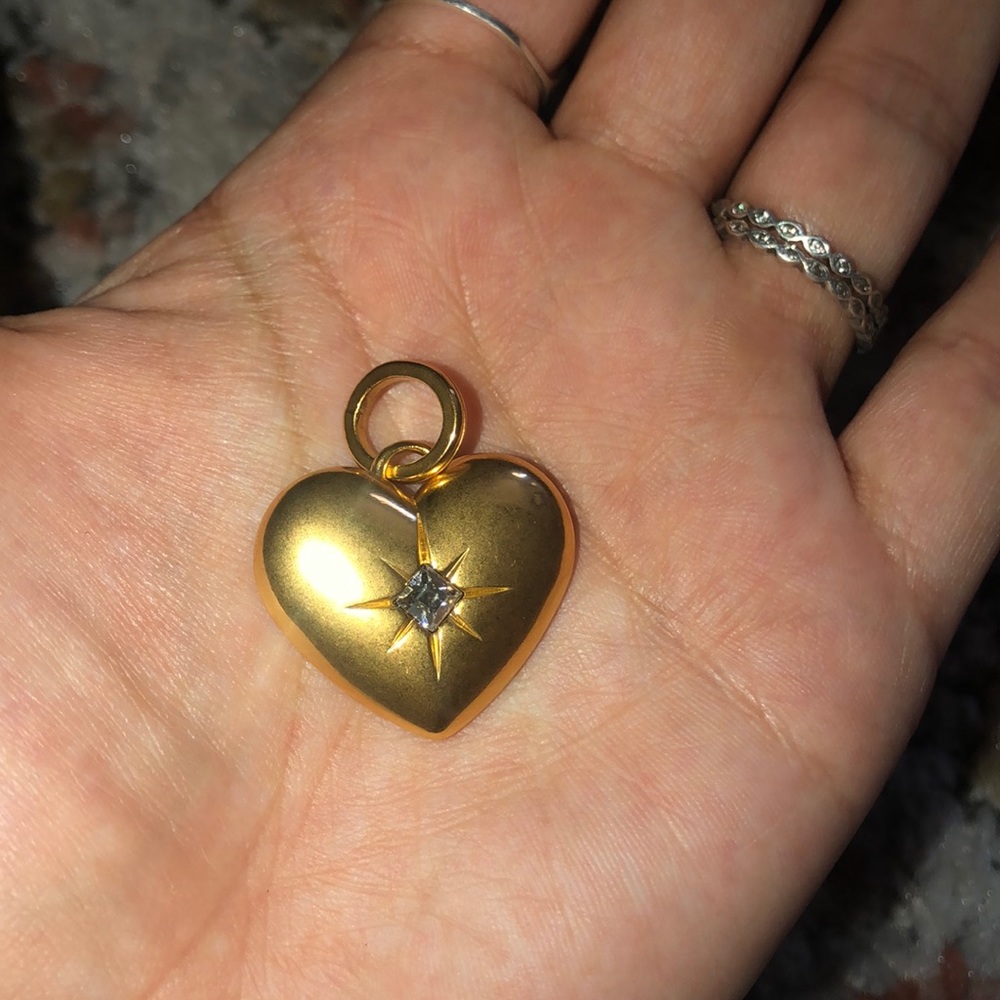 Gold pendant/charm to add to necklace.